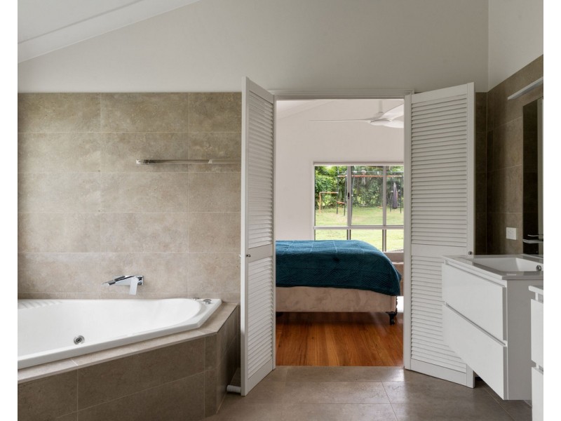 24 Royston Street, Brookfield QLD 4069