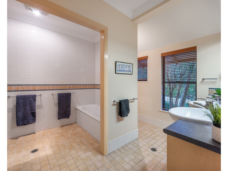 145 Moons Lane, Brookfield QLD 4069