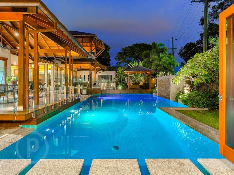 15 Seventh Avenue, St Lucia QLD 4067