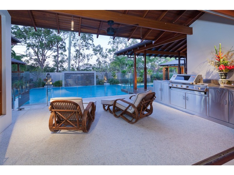15 Seventh Avenue, St Lucia QLD 4067