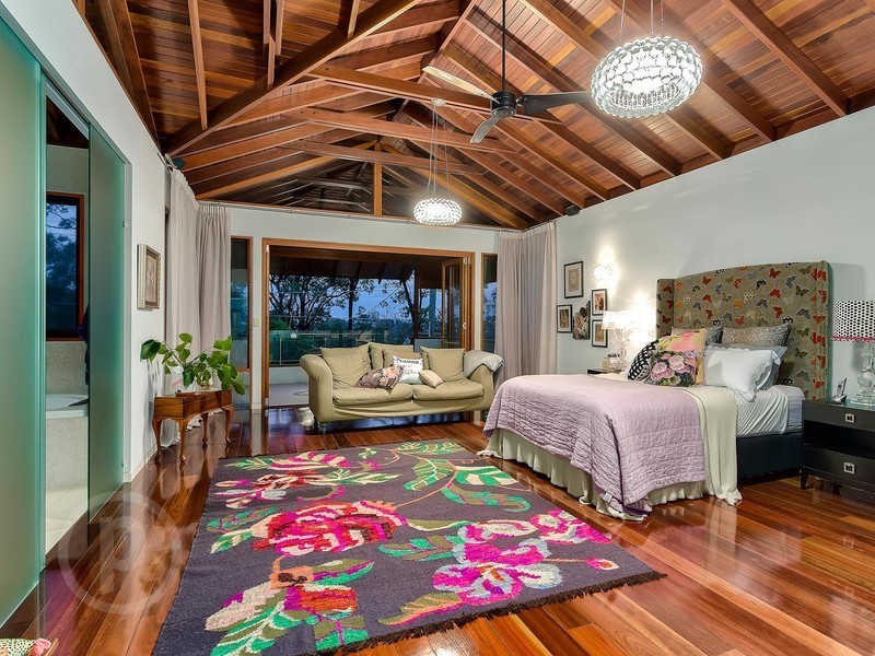 15 Seventh Avenue, St Lucia QLD 4067