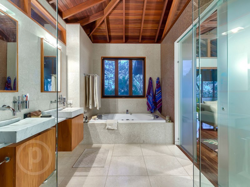 15 Seventh Avenue, St Lucia QLD 4067