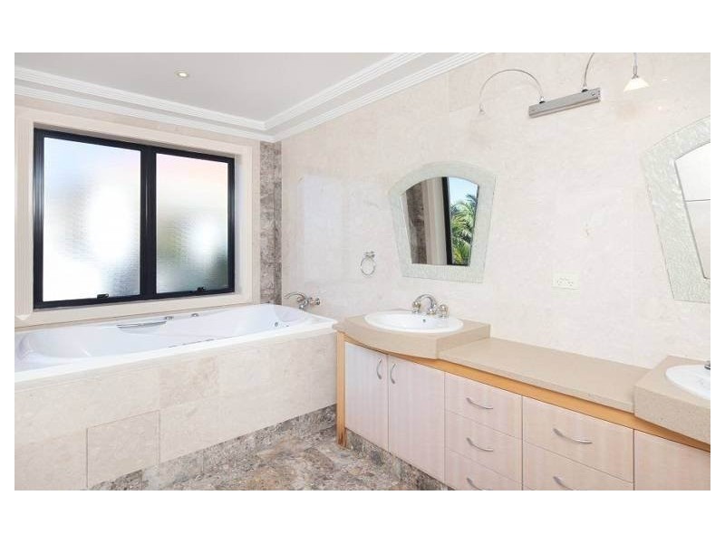 Sovereign Islands QLD 4216