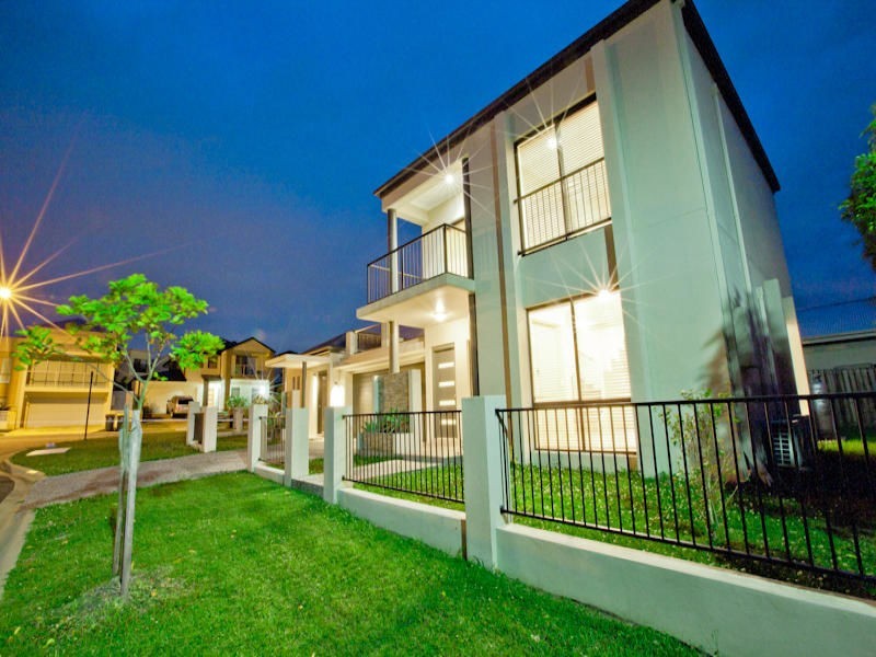 49 Azzurra Drive, Varsity Lakes QLD 4227