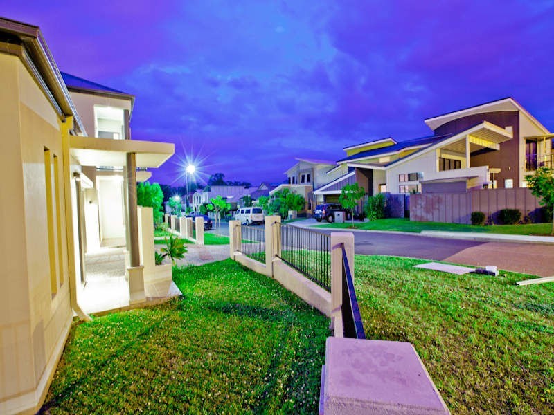 49 Azzurra Drive, Varsity Lakes QLD 4227