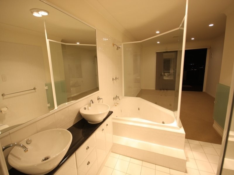 Highland Park QLD 4211