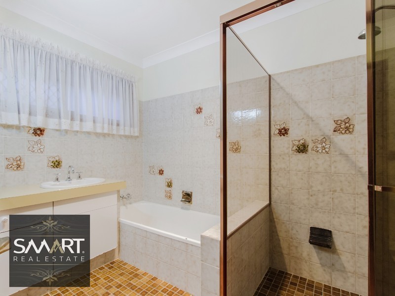 6 Weatherly Avenue, Mermaid Waters QLD 4218