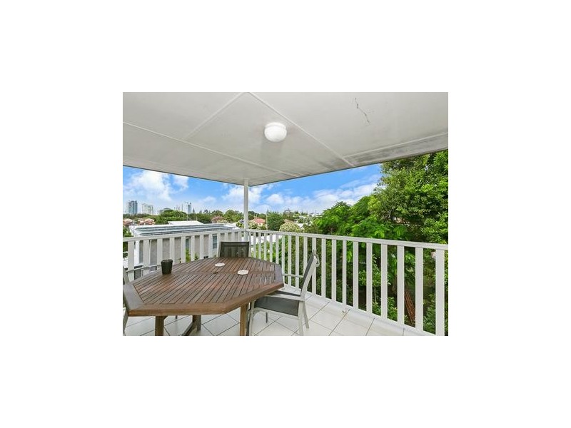 18/27-29 Walton, Southport QLD 4215