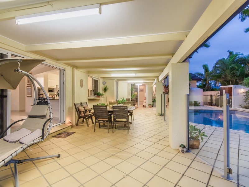 9 Braemer Court, Benowa Waters QLD 4217