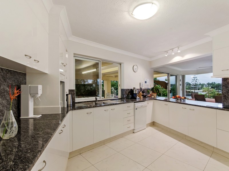 9 Braemer Court, Benowa Waters QLD 4217