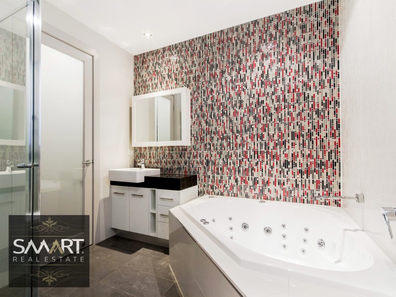 3028 The Boulevarde, Benowa QLD 4217