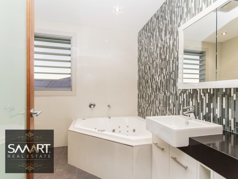 3028 The Boulevarde, Benowa QLD 4217