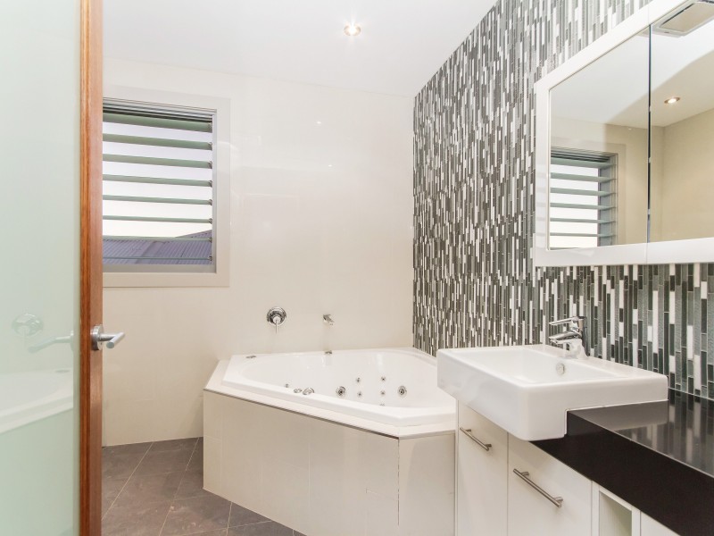 3028 The Boulevarde, Benowa QLD 4217