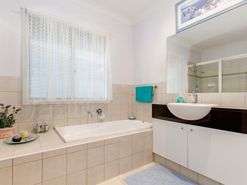 4/215 Benowa Road, Benowa QLD 4217