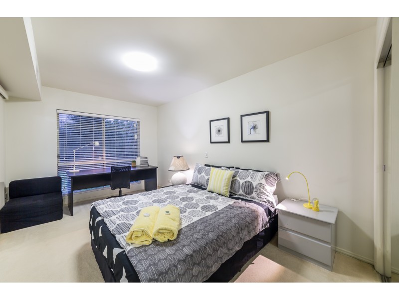 8429 Magnolia Drive East, Hope Island QLD 4212