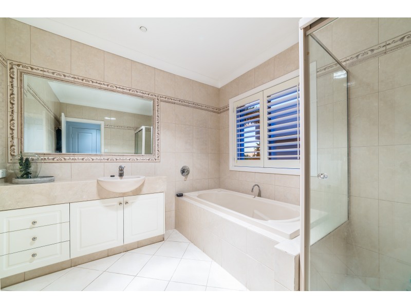 46 Istana View, Clear Island Waters QLD 4226