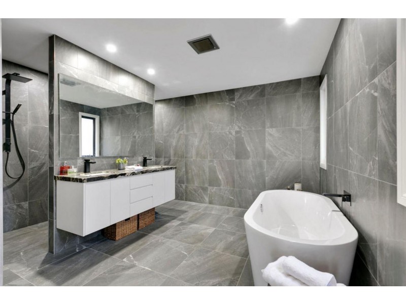 Clear Island Waters QLD 4226