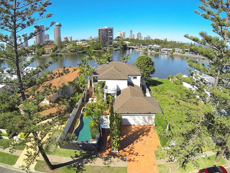 76 Amalfi Drive, Isle Of Capri QLD 4217