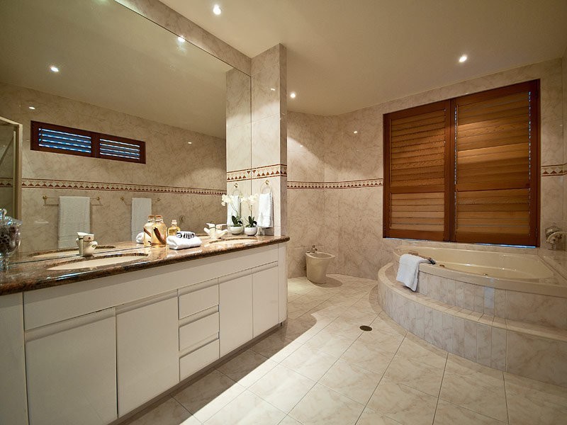 76 Amalfi Drive, Isle Of Capri QLD 4217