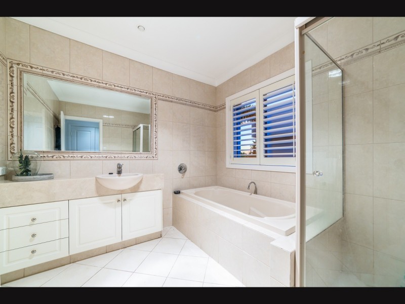 46 Istana View, Clear Island Waters QLD 4226