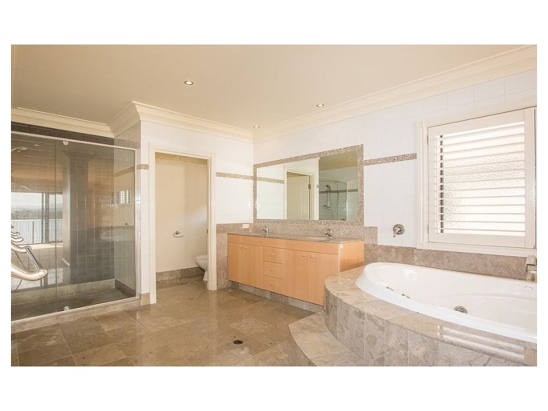 119 Edinburgh Road, Benowa Waters QLD 4217