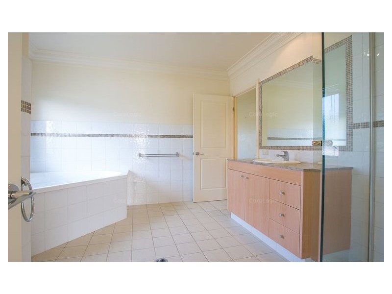 119 Edinburgh Road, Benowa Waters QLD 4217