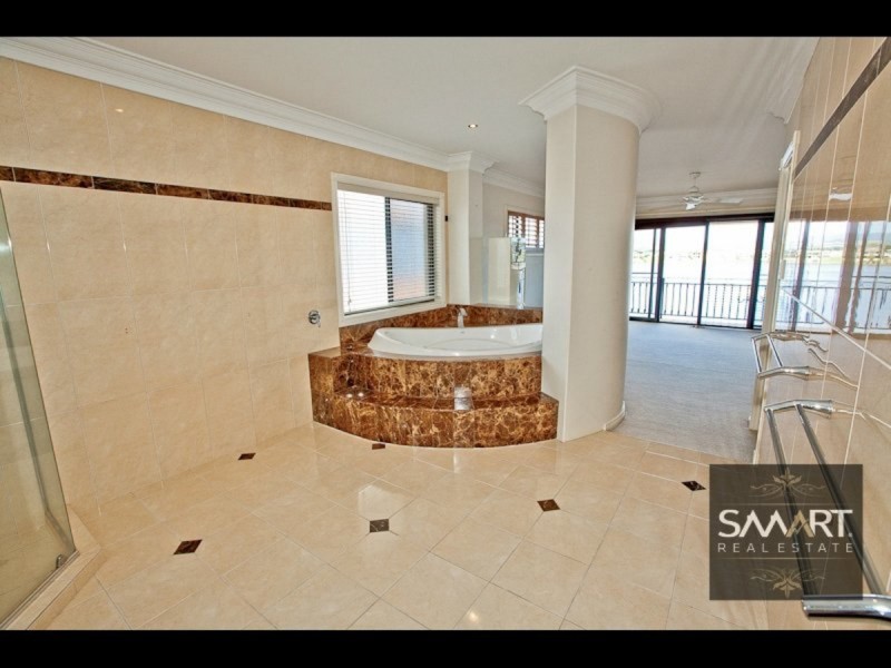 121 Edinburgh Road, Benowa Waters QLD 4217