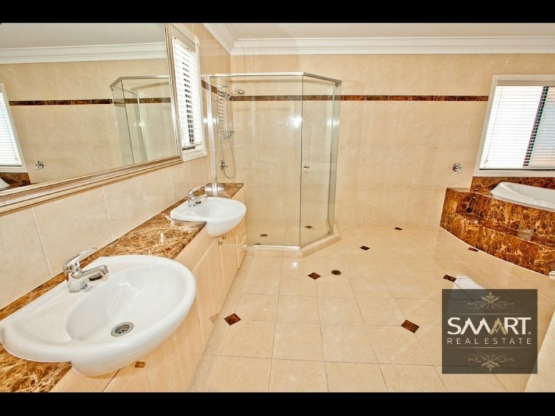 121 Edinburgh Road, Benowa Waters QLD 4217