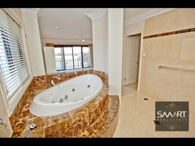 121 Edinburgh Road, Benowa Waters QLD 4217