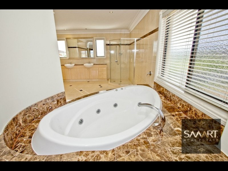 121 Edinburgh Road, Benowa Waters QLD 4217