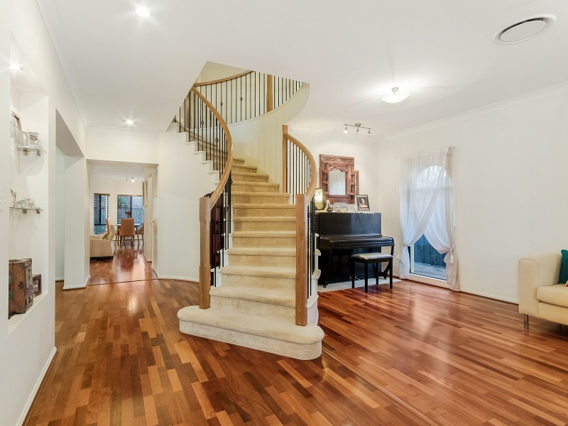 124 Crestwood Drive, Molendinar QLD 4214