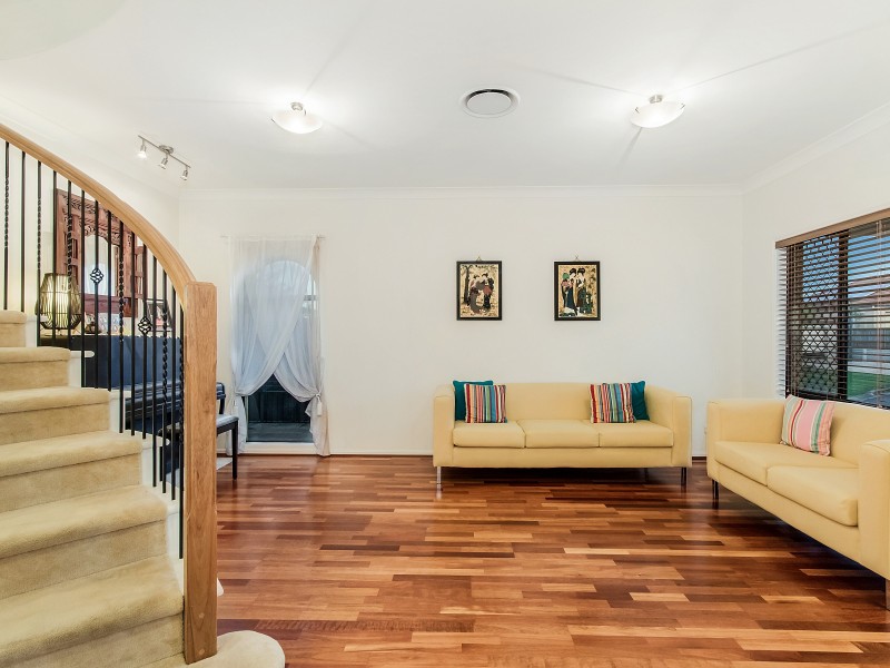 124 Crestwood Drive, Molendinar QLD 4214