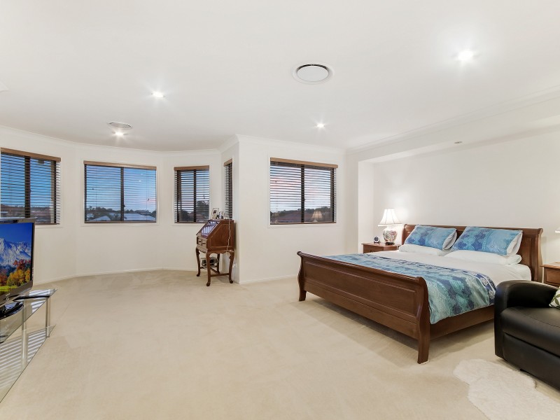 124 Crestwood Drive, Molendinar QLD 4214