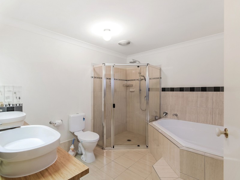 124 Crestwood Drive, Molendinar QLD 4214