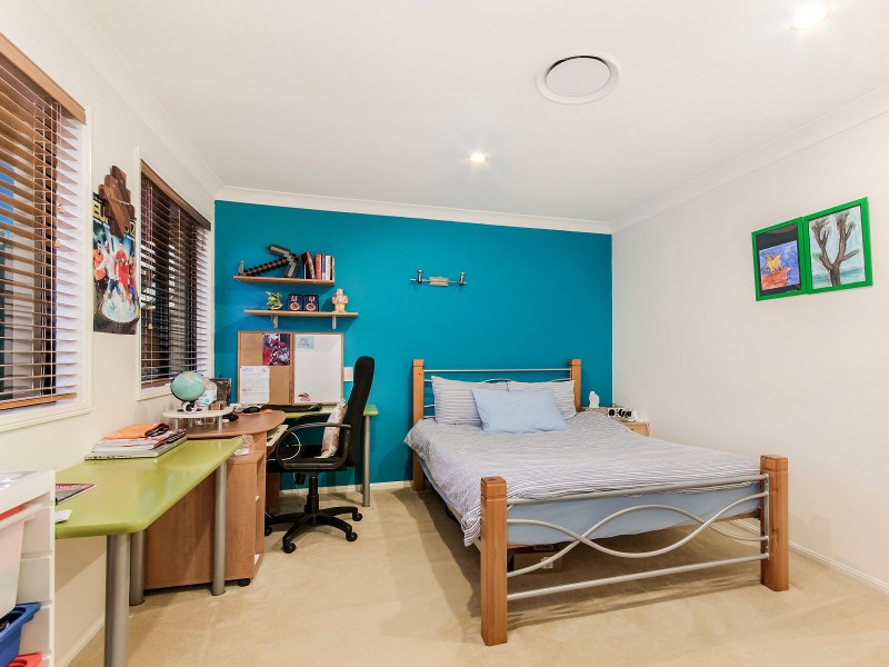 124 Crestwood Drive, Molendinar QLD 4214