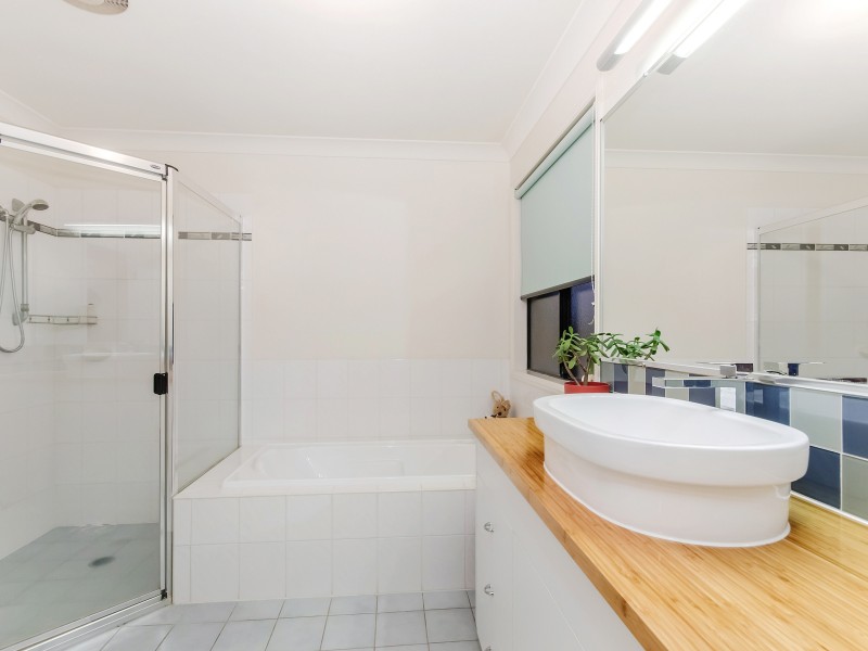 124 Crestwood Drive, Molendinar QLD 4214