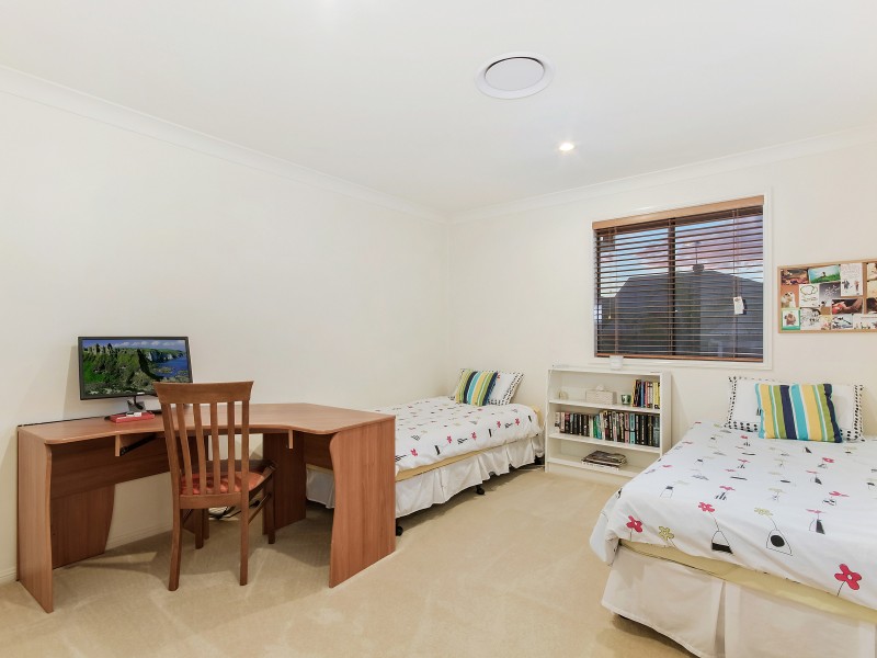 124 Crestwood Drive, Molendinar QLD 4214