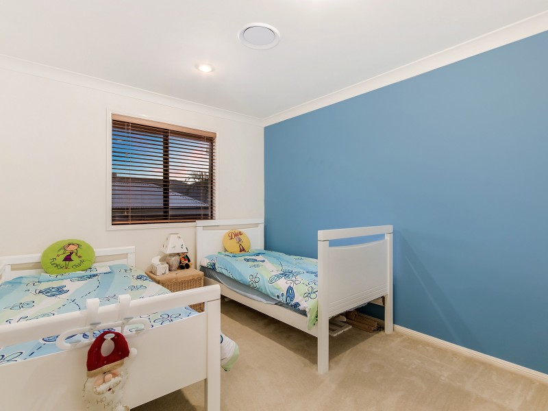 124 Crestwood Drive, Molendinar QLD 4214