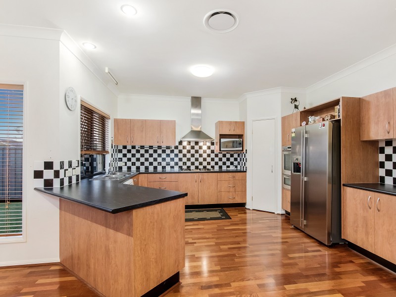 124 Crestwood Drive, Molendinar QLD 4214