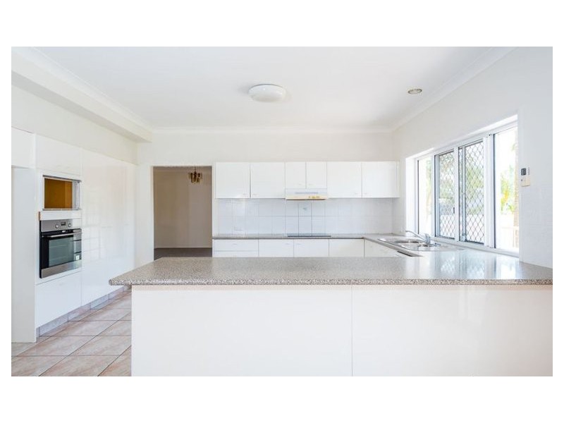 10 Wollundry Place, Mermaid Waters QLD 4218