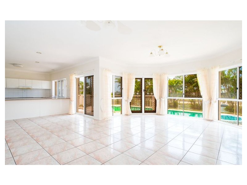 10 Wollundry Place, Mermaid Waters QLD 4218