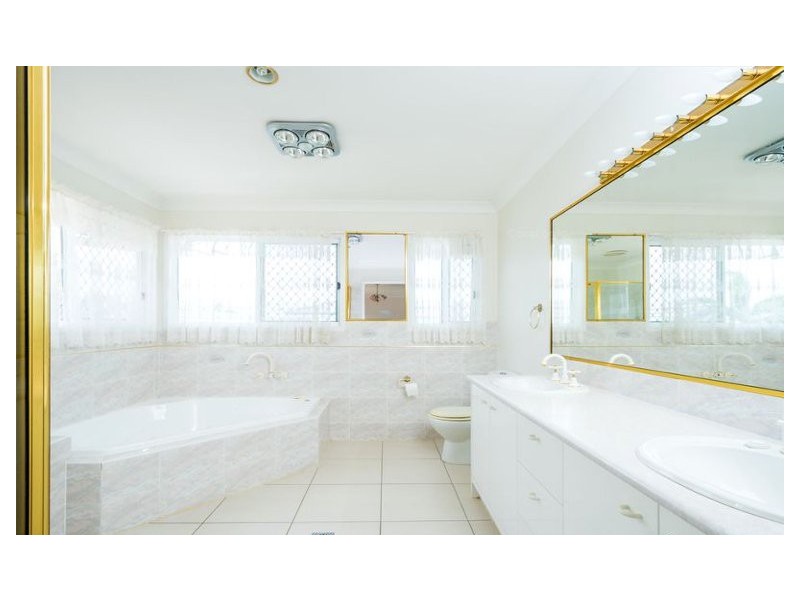 10 Wollundry Place, Mermaid Waters QLD 4218