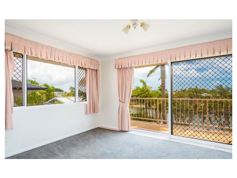 10 Wollundry Place, Mermaid Waters QLD 4218