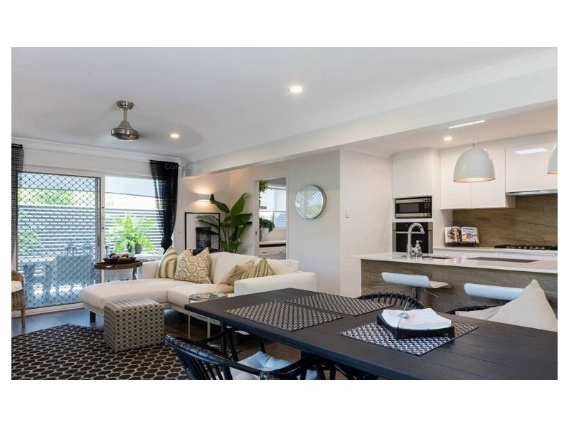 2/54 Darramabal Street, Chevron Island QLD 4217