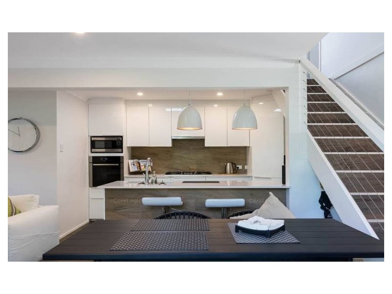 2/54 Darramabal Street, Chevron Island QLD 4217