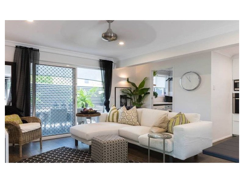 2/54 Darramabal Street, Chevron Island QLD 4217