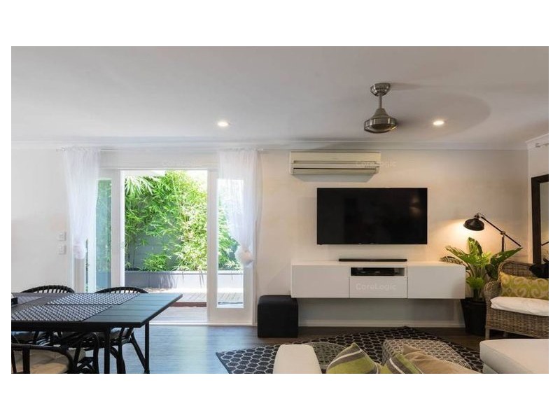 2/54 Darramabal Street, Chevron Island QLD 4217