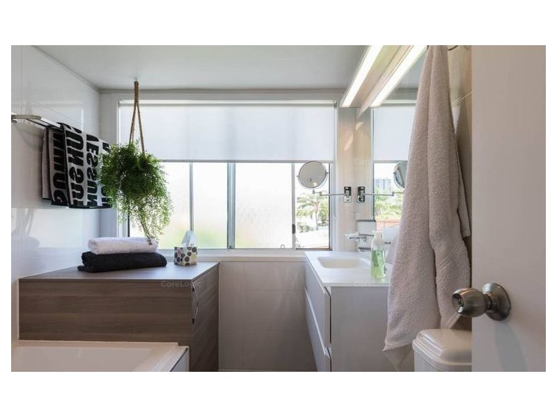 2/54 Darramabal Street, Chevron Island QLD 4217