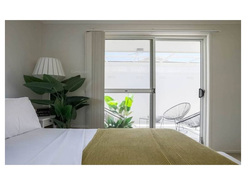 2/54 Darramabal Street, Chevron Island QLD 4217