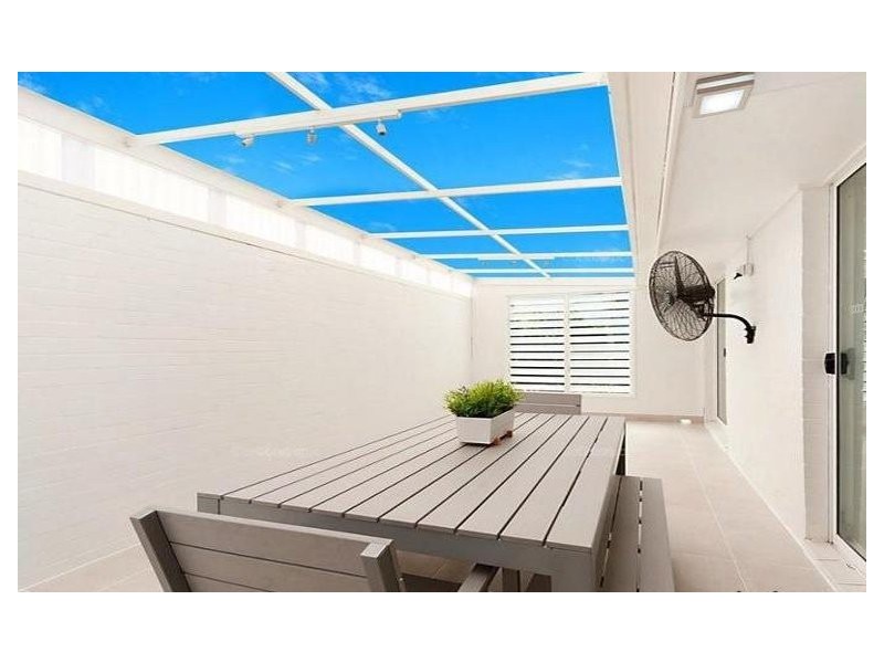 2/54 Darramabal Street, Chevron Island QLD 4217